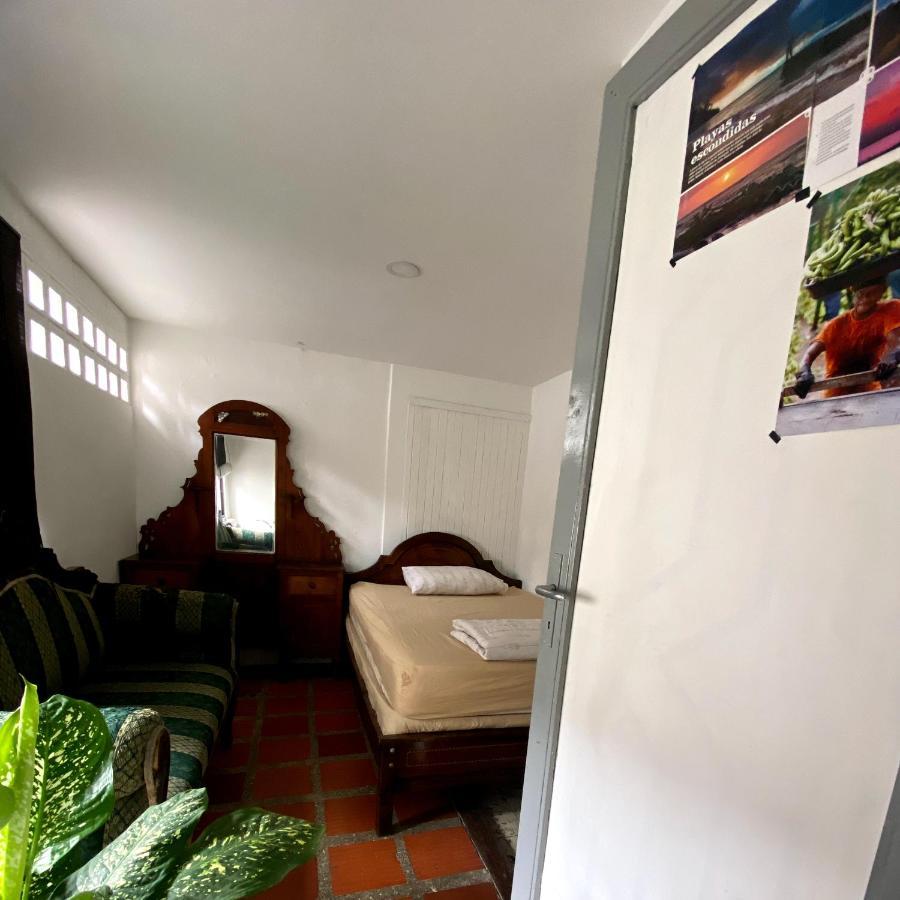 Hostal Casa Las Tias Медельїн Екстер'єр фото